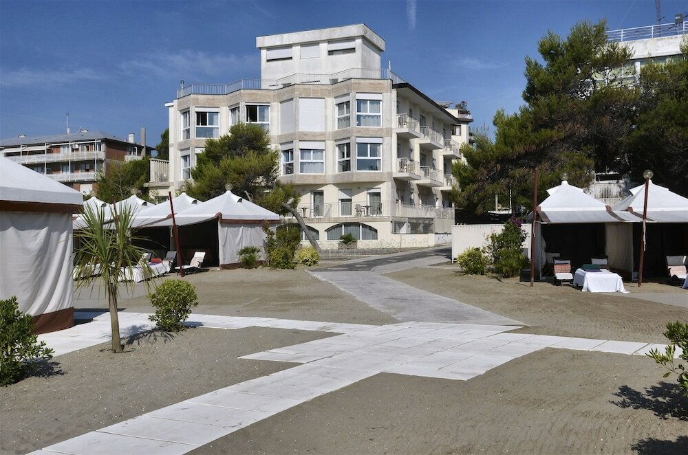 Фото Hotel Petit Palais