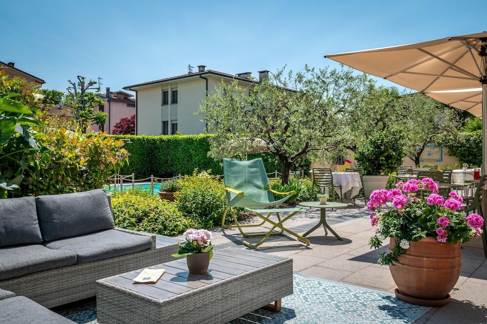 Фото отеля 2