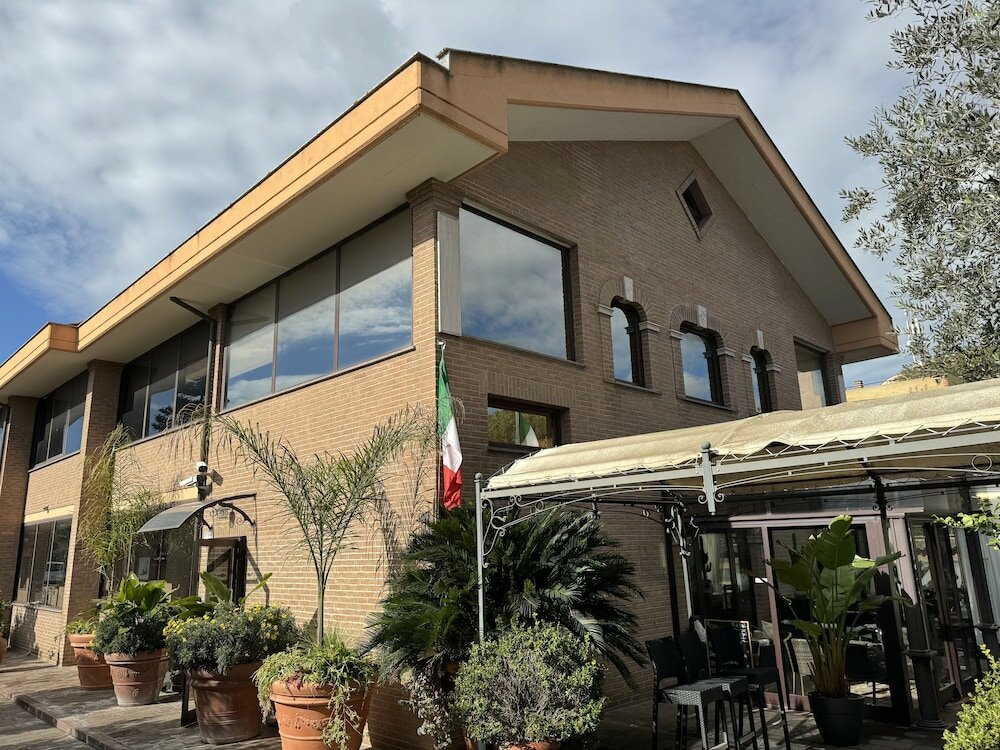 Фото Euro House Inn Airport Hotel & Residence