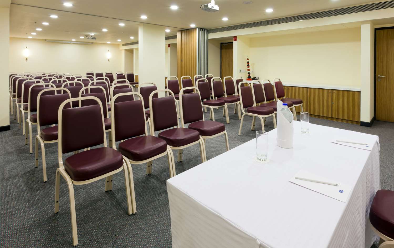 Фото Hampton by Hilton Vadodara-Alkapuri