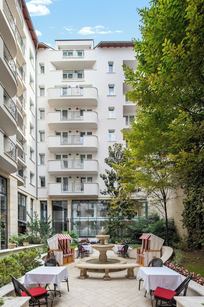 Фото Queen's Court Hotel & Residence