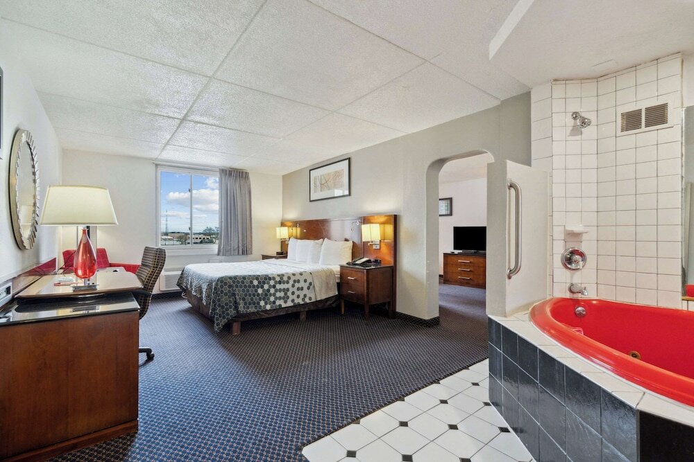 Фото Econo Lodge Inn & Suites