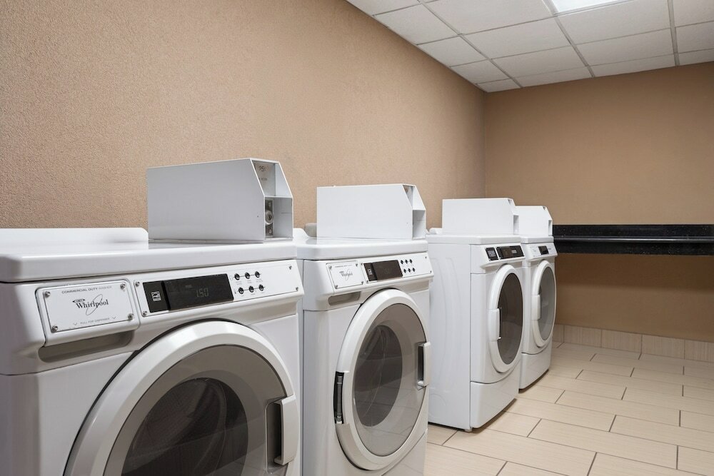 Фото Holiday Inn Express & Suites Midwest, an Ihg Hotel