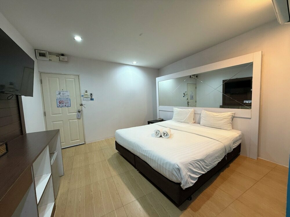 Hotel Bed by Cruise at Samakkhi-Tivanont, Bangkok, photo