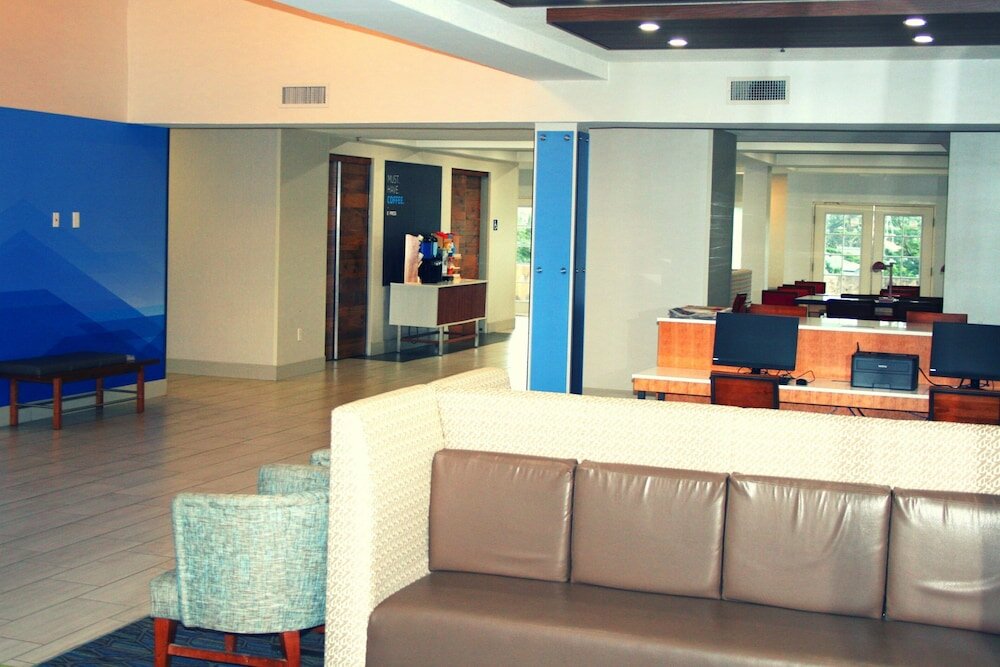 Фото Holiday Inn Express Hotel & Suites Marina - State Beach Area, an Ihg Hotel