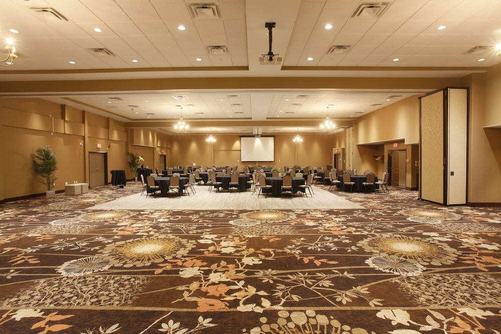 Фото Pomeroy Inn & Suites at Olds