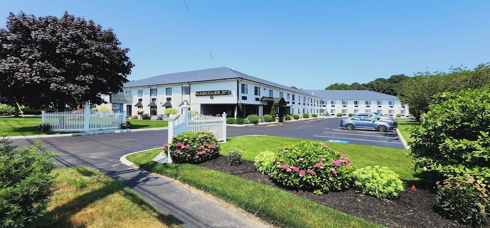 Фото Ambassador Inn & Suites
