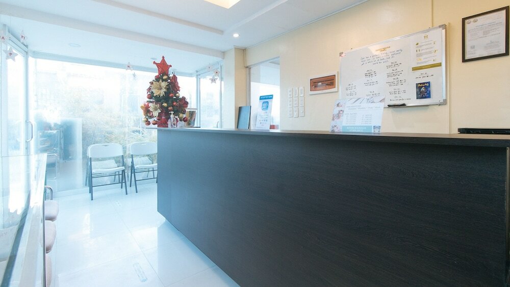 Фото RedDoorz @ Grand Apartelle Hernan Cortes Cebu