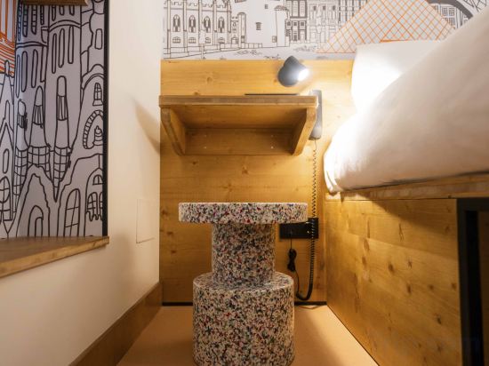 Фото EasyHotel Valencia Ciutat Vella