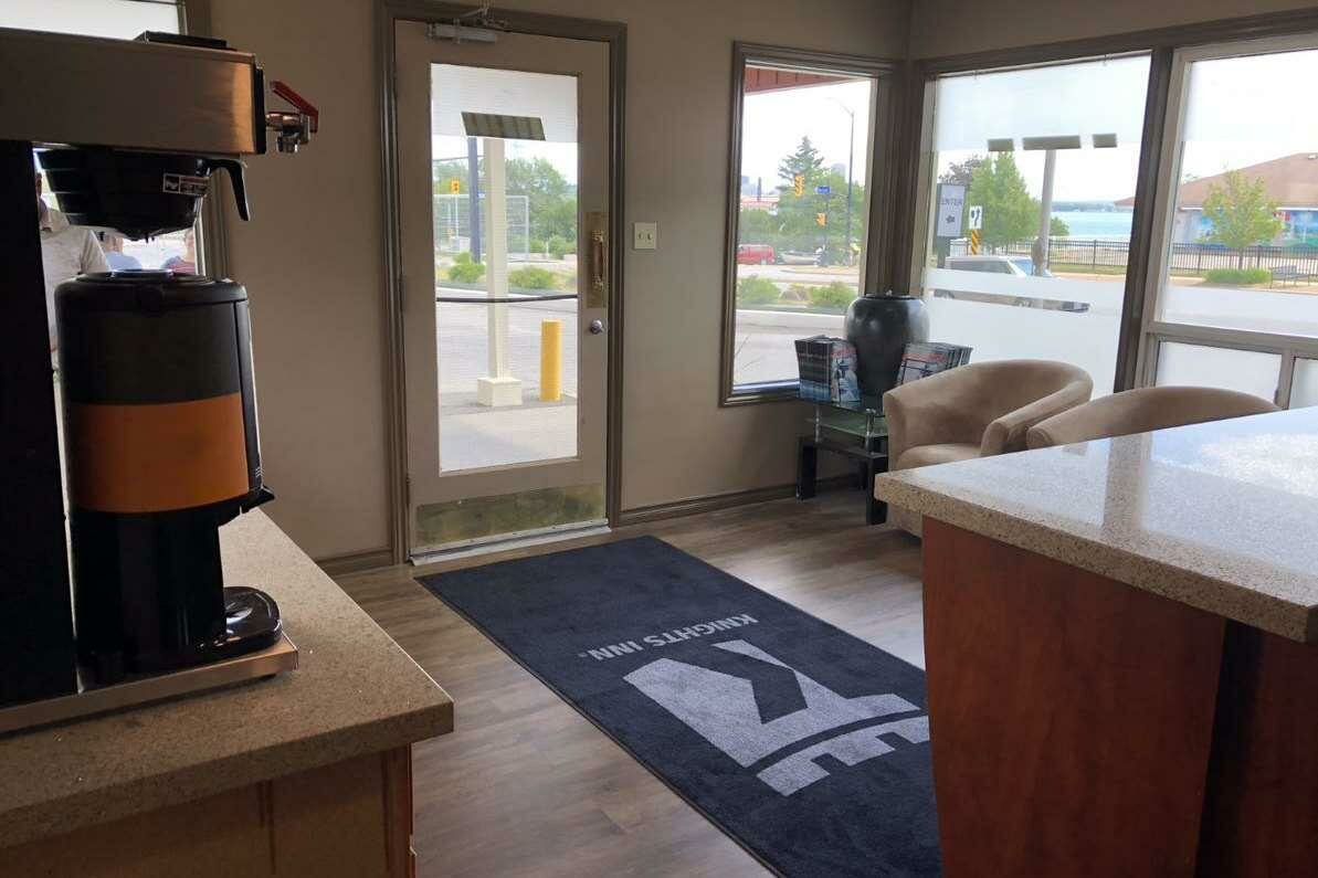 Фото Knights Inn Fort Erie