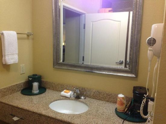 Фото La Quinta Inn & Suites by Wyndham Waxahachie