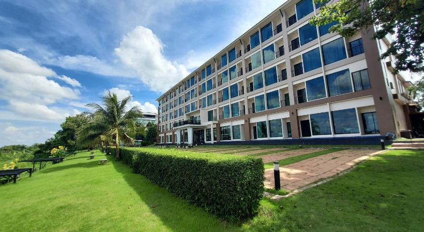 Фото The River Hotel