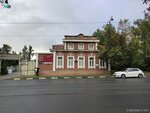 Дом купчихи Л.Г. Жарковой. Построен в 1866 году. Архитектор П.И. Земсков (Lenina Street, 75) ، لافتة تاريخية، حجر أساس