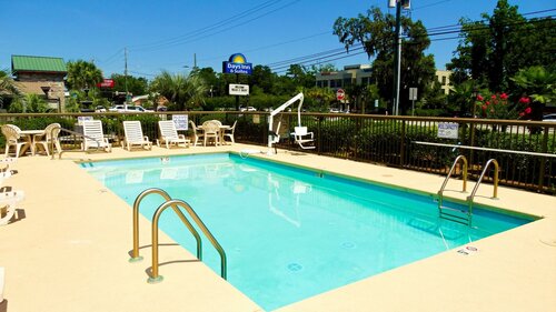Гостиница Days Inn & Suites by Wyndham Savannah Midtown в Саванне