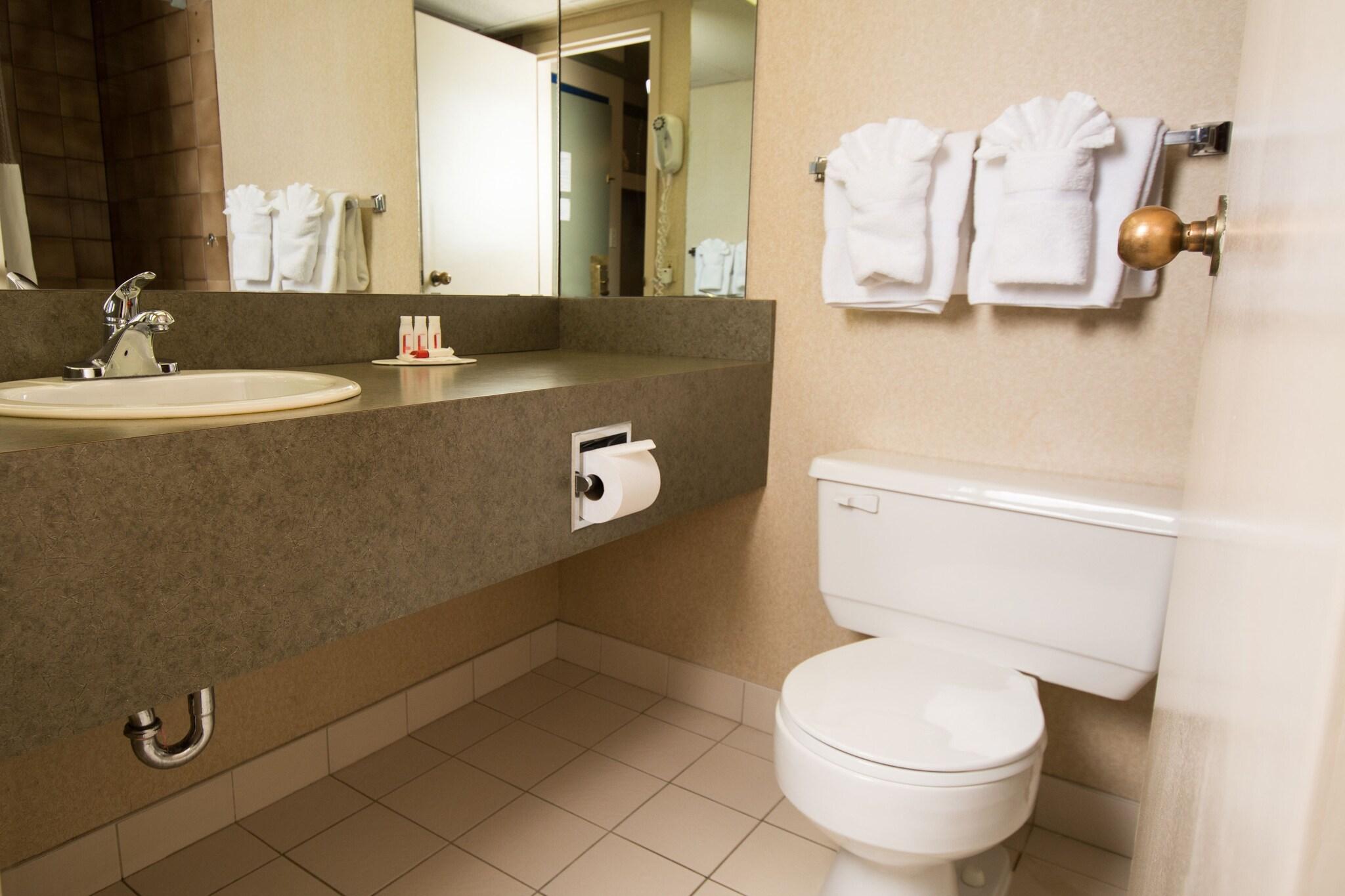 Фото Ramada Edmonton Hotel & Conference Centre