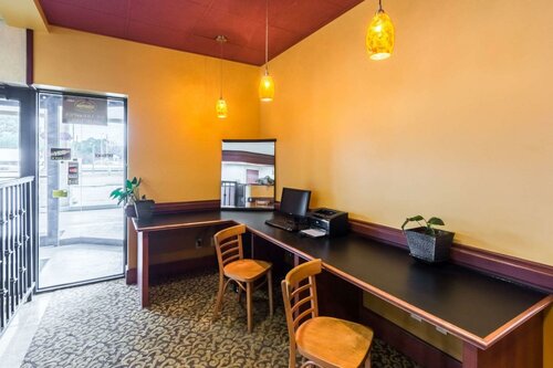 Гостиница Suburban Studios Florence I-95 в Хартсвилле