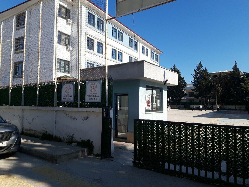 School Remzi Dogan Middle School, Izmir, photo