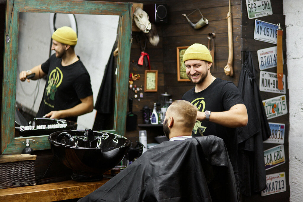 صالون حلاقة Uncle Drew Barbershop ، مينسك، صورة
