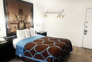 Гостиница Super 8 by Wyndham Hollywood LA Area