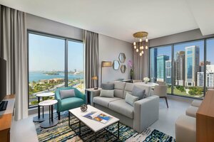 отель DoubleTree by Hilton Sharjah Waterfront Hotel & Residences
