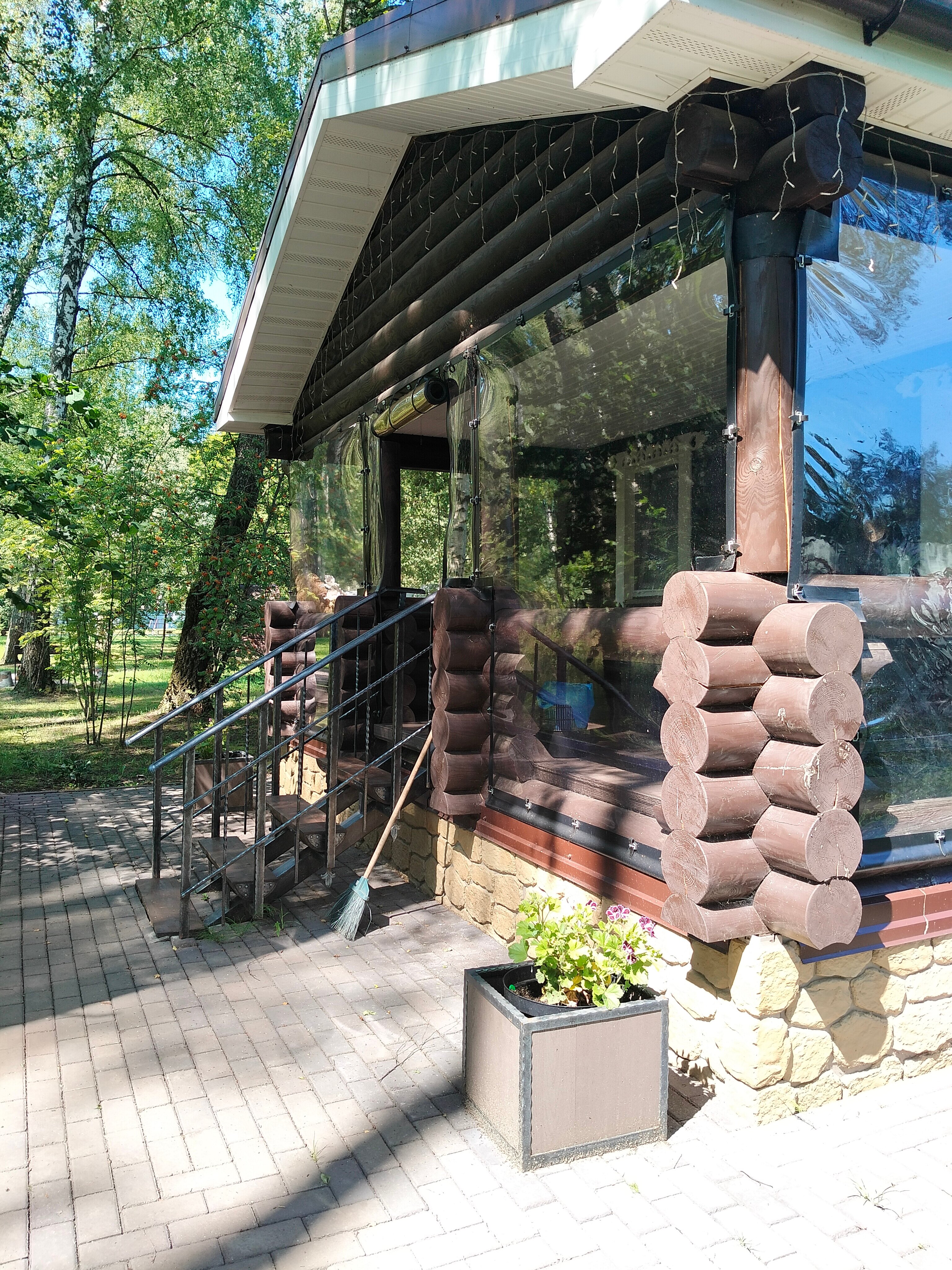 Фото Уютный домик в лесу у пруда