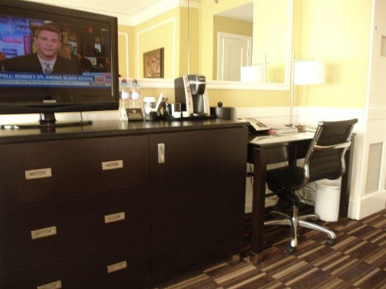 Фото The Pickwick Hotel