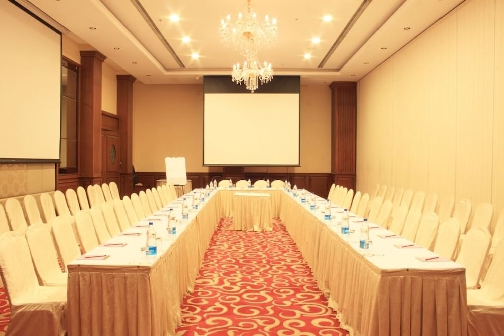 Фото The Grand Magrath Hotel