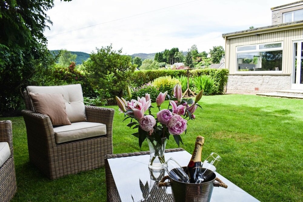 Фото Craigmhor Lodge & Courtyard