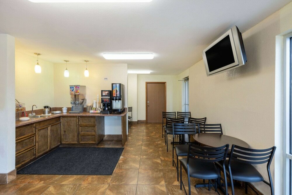 Фото Super 8 by Wyndham Seguin