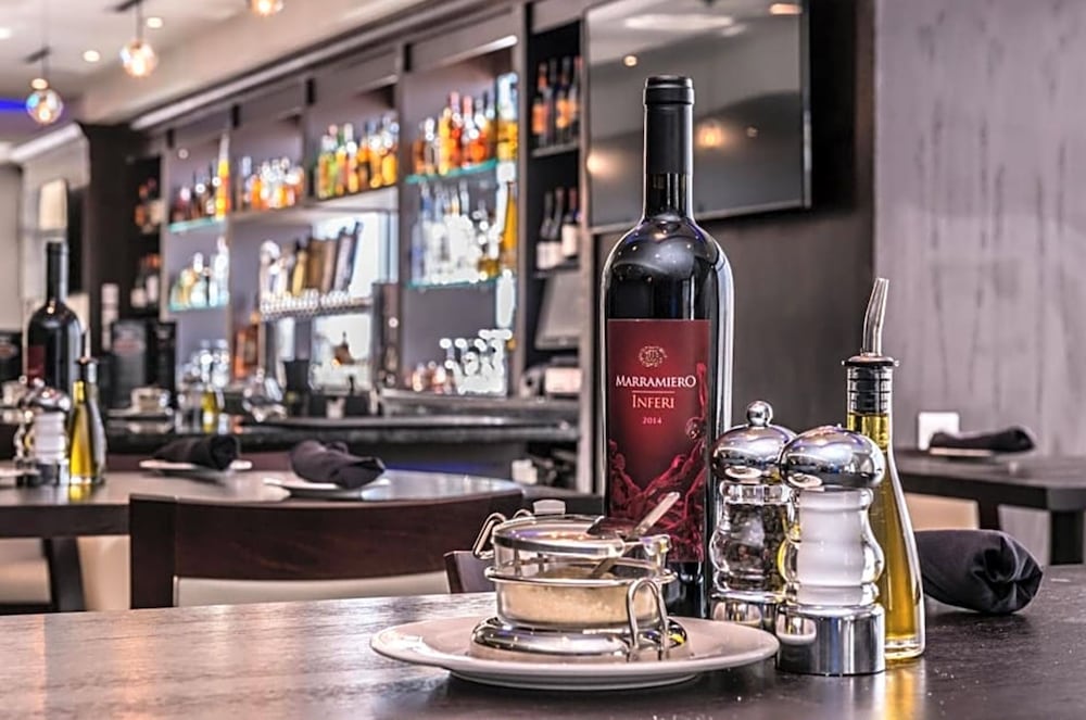 Фото Holiday Inn & Suites Farmington Hills - Detroit Nw