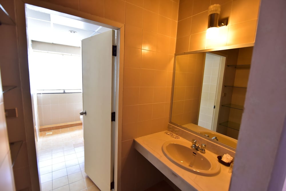 Фото Thumrin Hotel