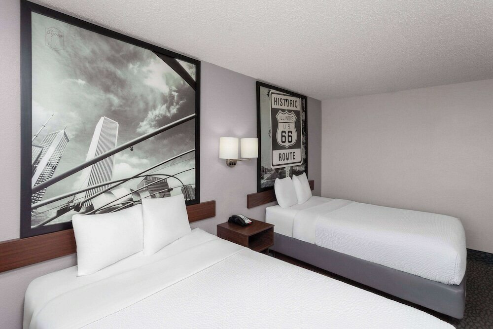 Фото Super 8 by Wyndham Romeoville Bolingbrook