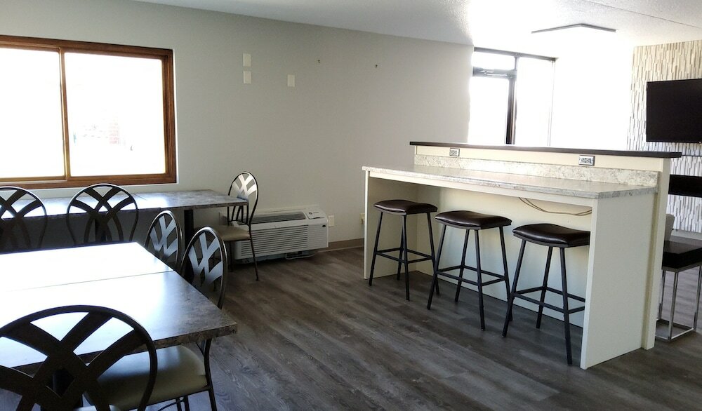 Фото Klopfenstein Inn and Suites