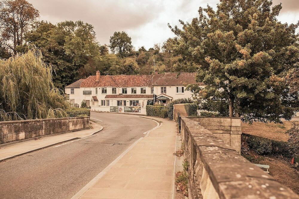 Фото Shillingford Bridge Hotel