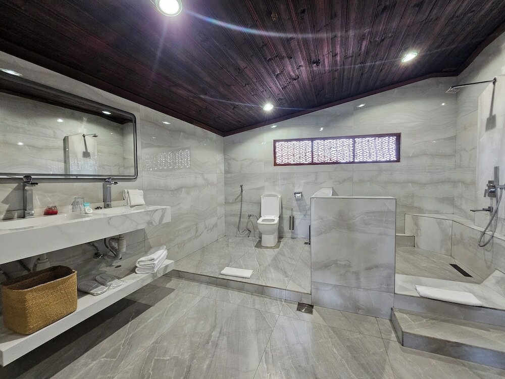 Фото Dhow Palace Hotel