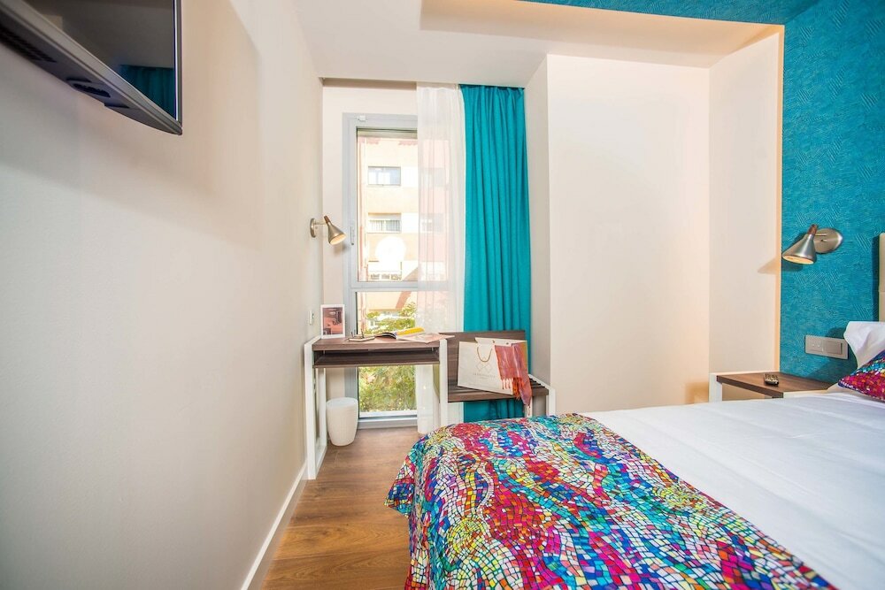 Фото Arya Stadium Hotel