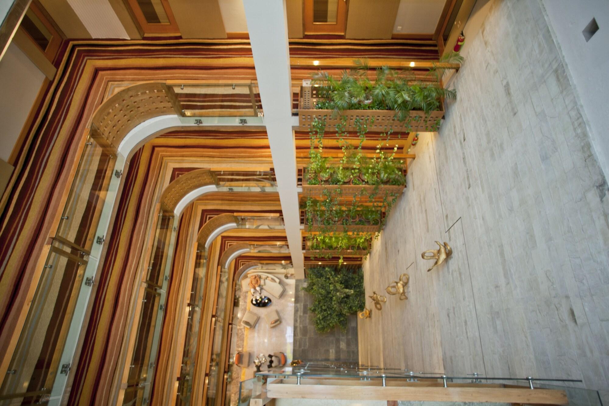 Фото Lakeshore Hotel & Apartments