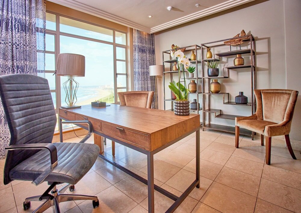 Фото Suncoast Hotel