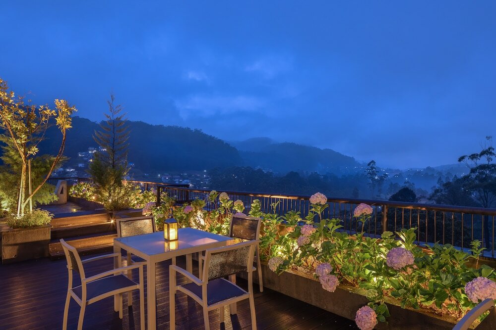 Фото The Golden Ridge Hotel