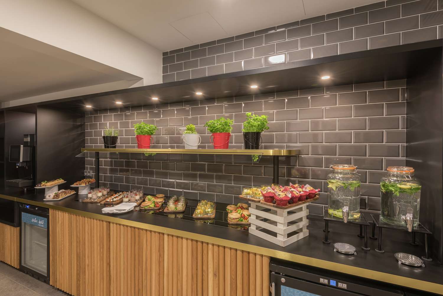 Фото Hilton Garden Inn Frankfurt City Centre