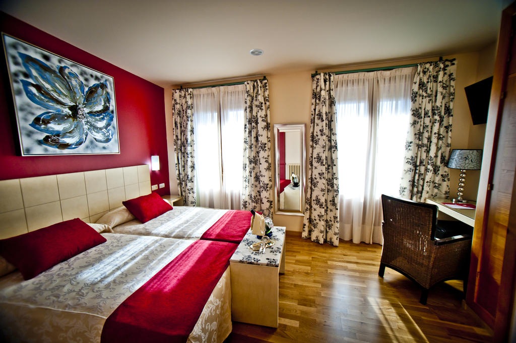 Фото Hotel Condes de Castilla