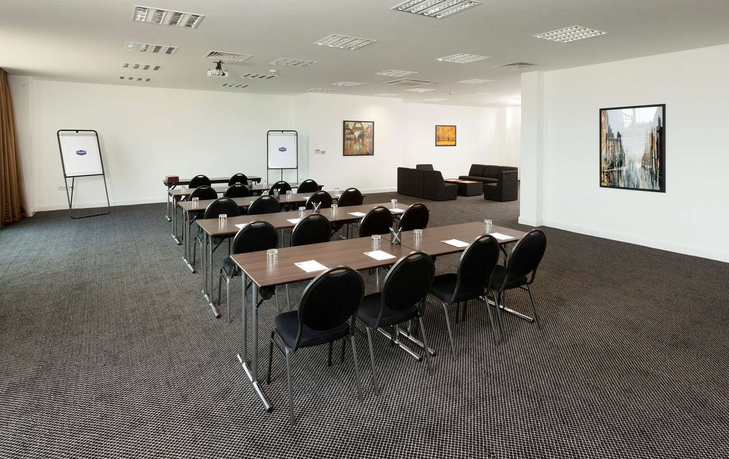 Фото Hampton by Hilton London Luton Airport