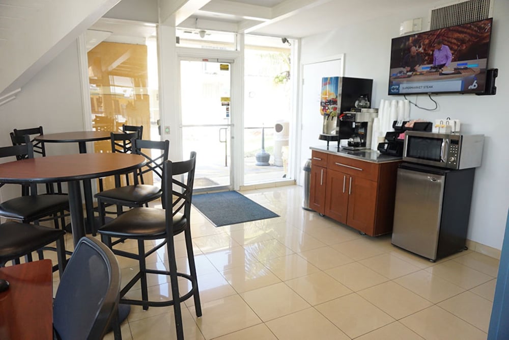 Фото Hollywood Gateway Inn