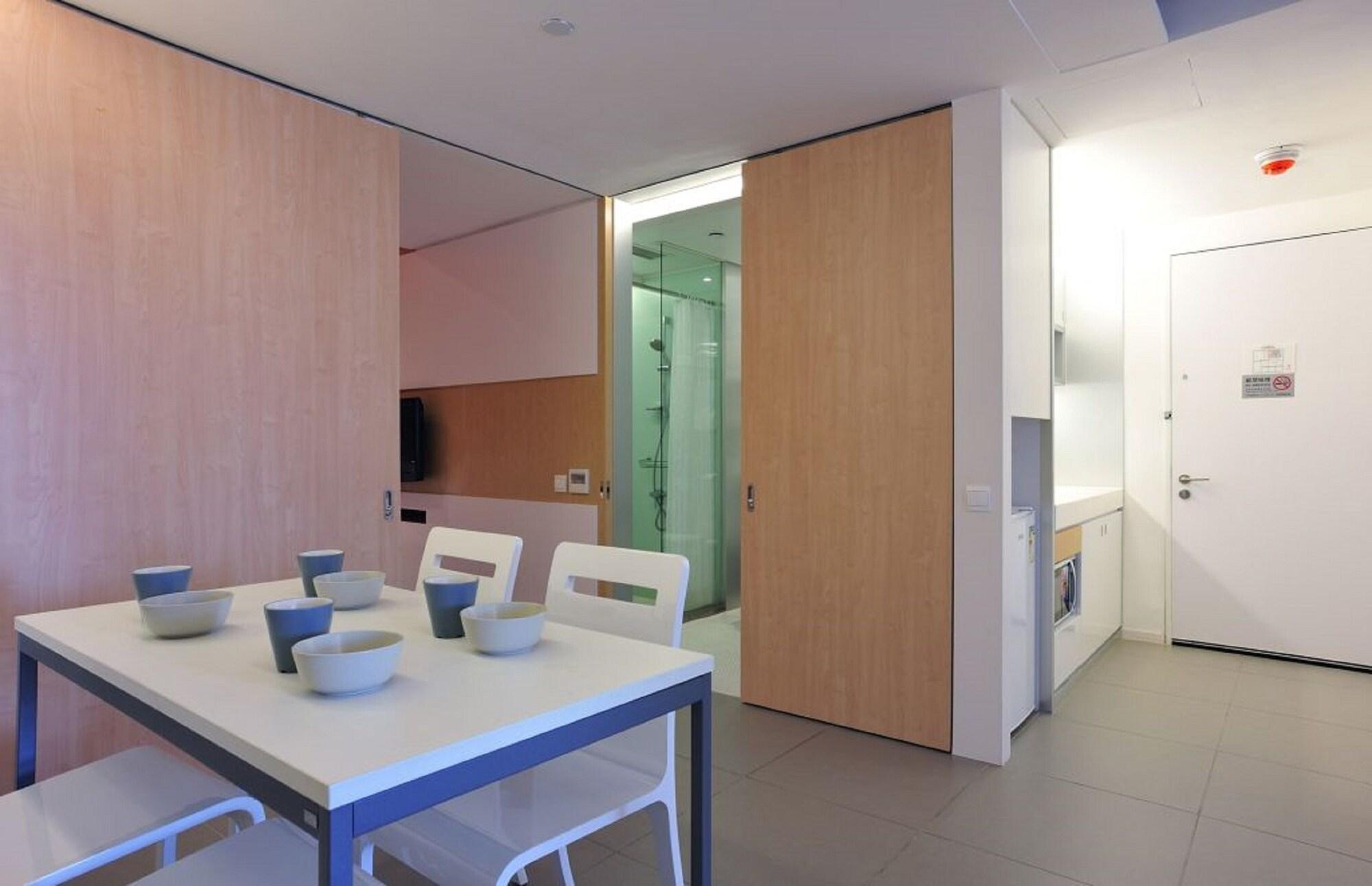 Фото 60 West Suites Hotel