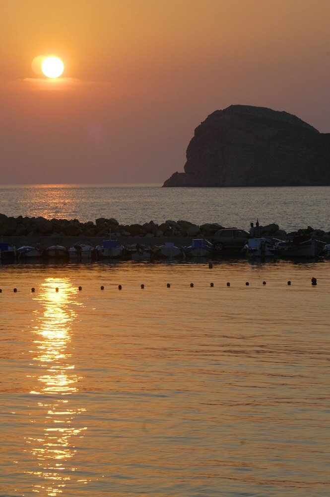 Фото Dolphin Bay Hotel