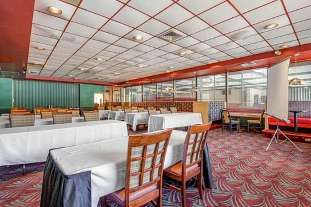 Фото Days Inn & Suites by Wyndham Lebanon Pa