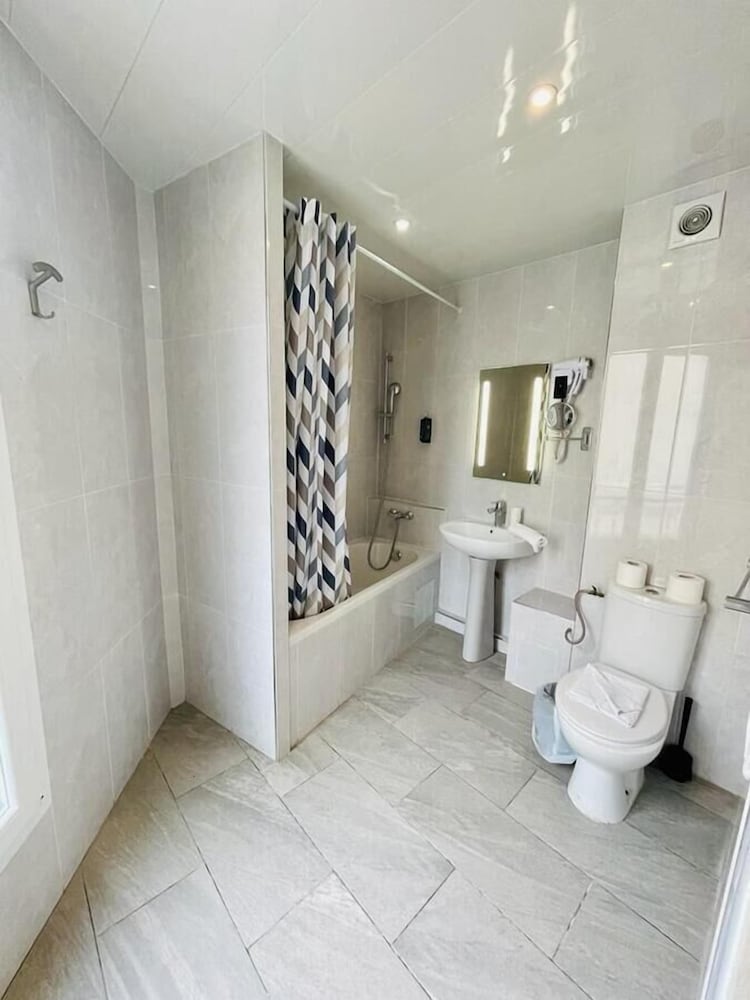 Фото Hipotel Paris Gambetta Republique