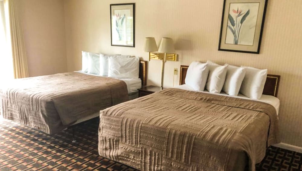 Фото Colonial Inn Ellsworth