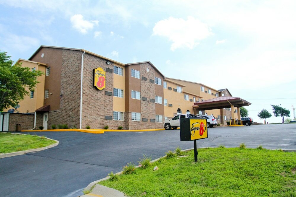 Фото Super 8 by Wyndham Kansas City
