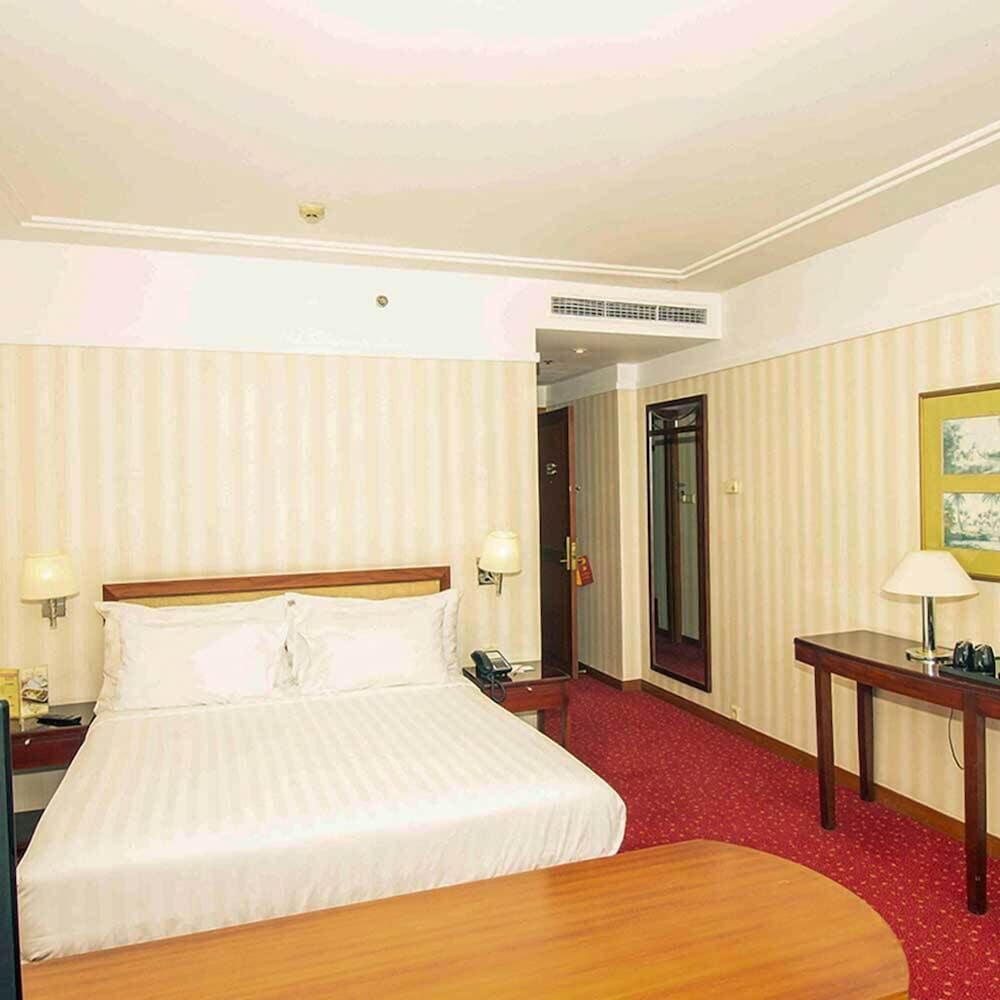 Фото Redtop Hotel & Convention Center